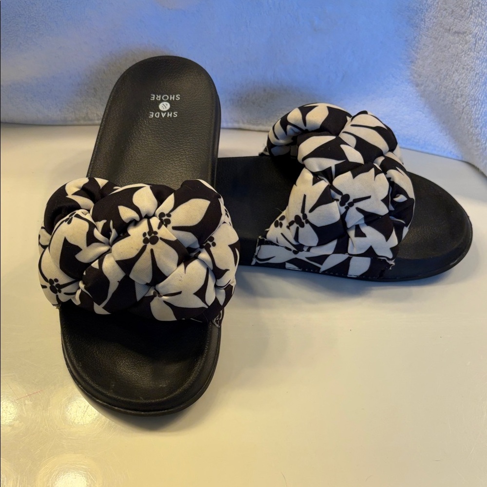 Shade & Shore Black and White Floral Knot Slide Sandals